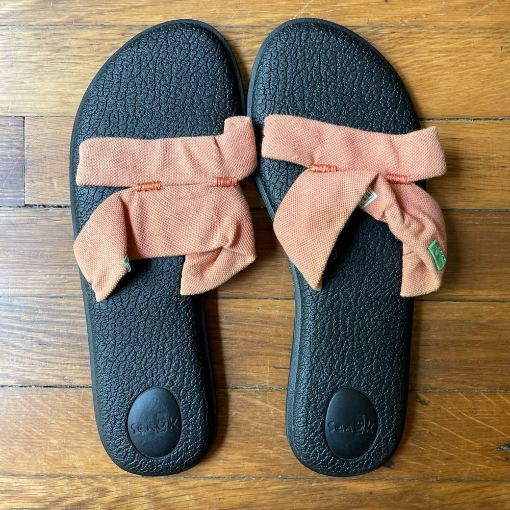 Women’s 10 Sanuk coral slide sandals
